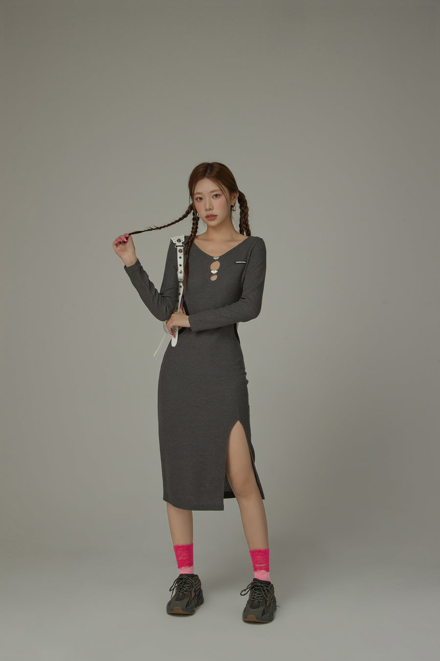 CHUU Cherry Color Distressed High Socks
