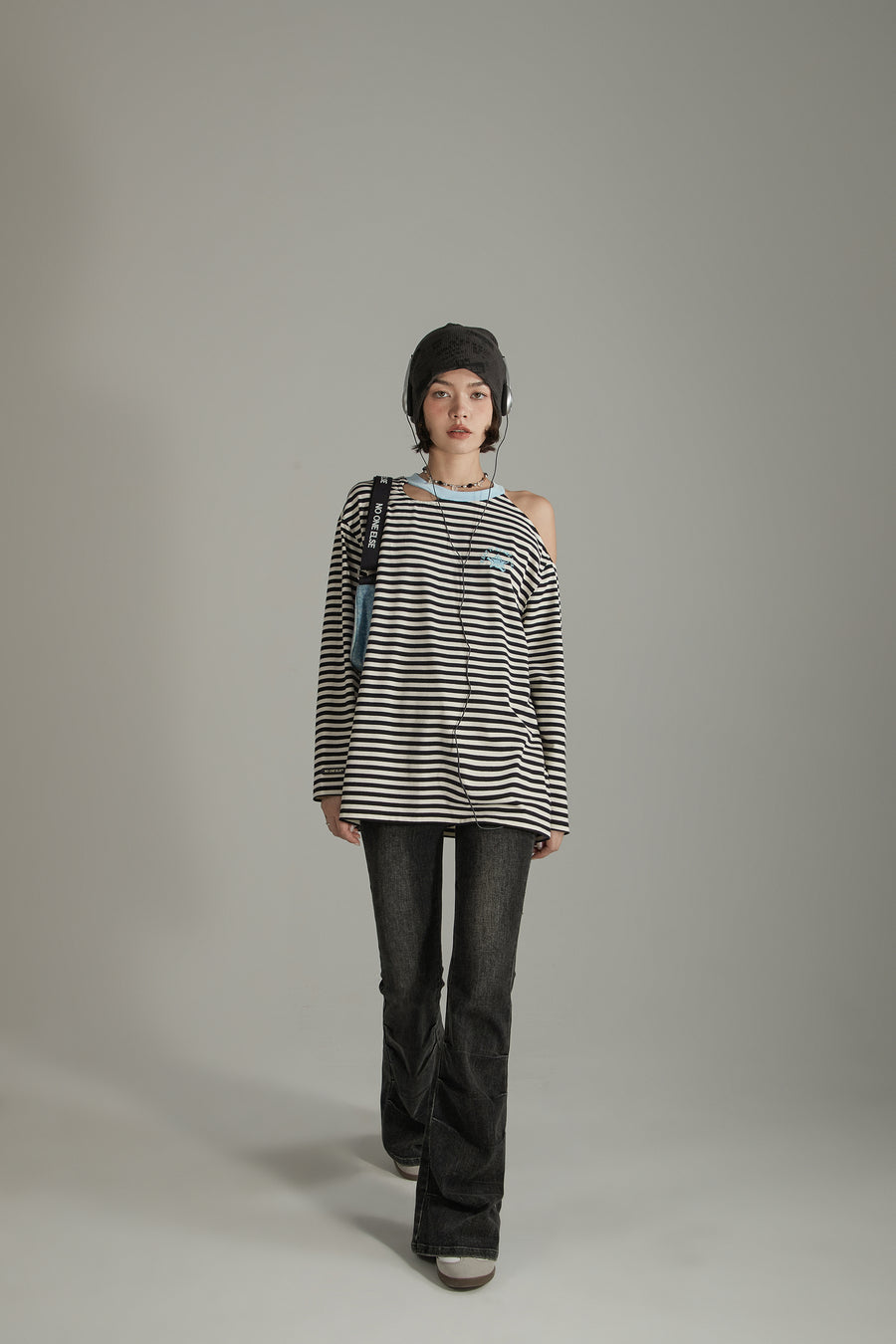 CHUU Color One Open Shoulder Stripe T-Shirt