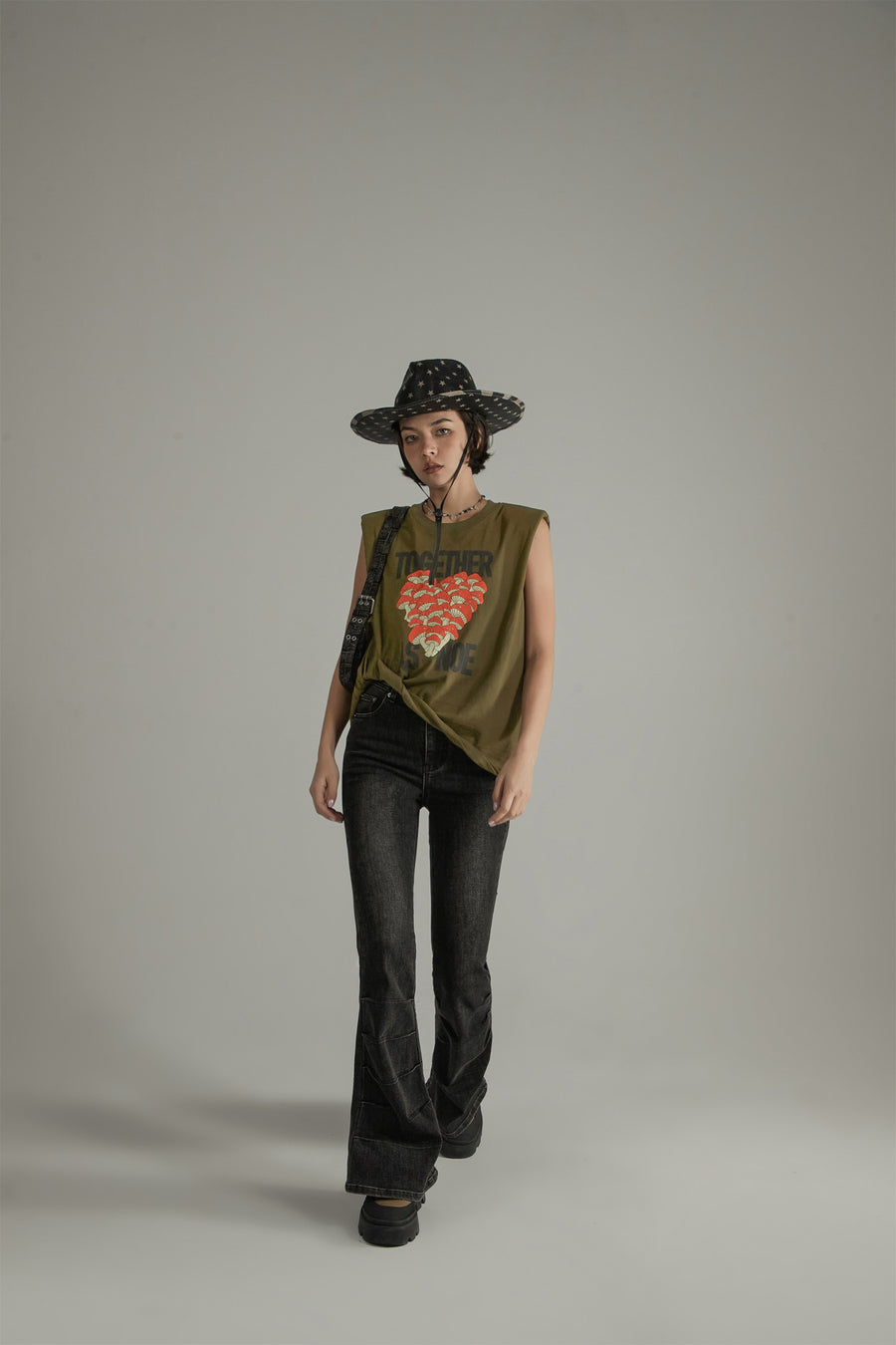 CHUU Mushroom Heart Sleeveless Loosefit T-Shirt