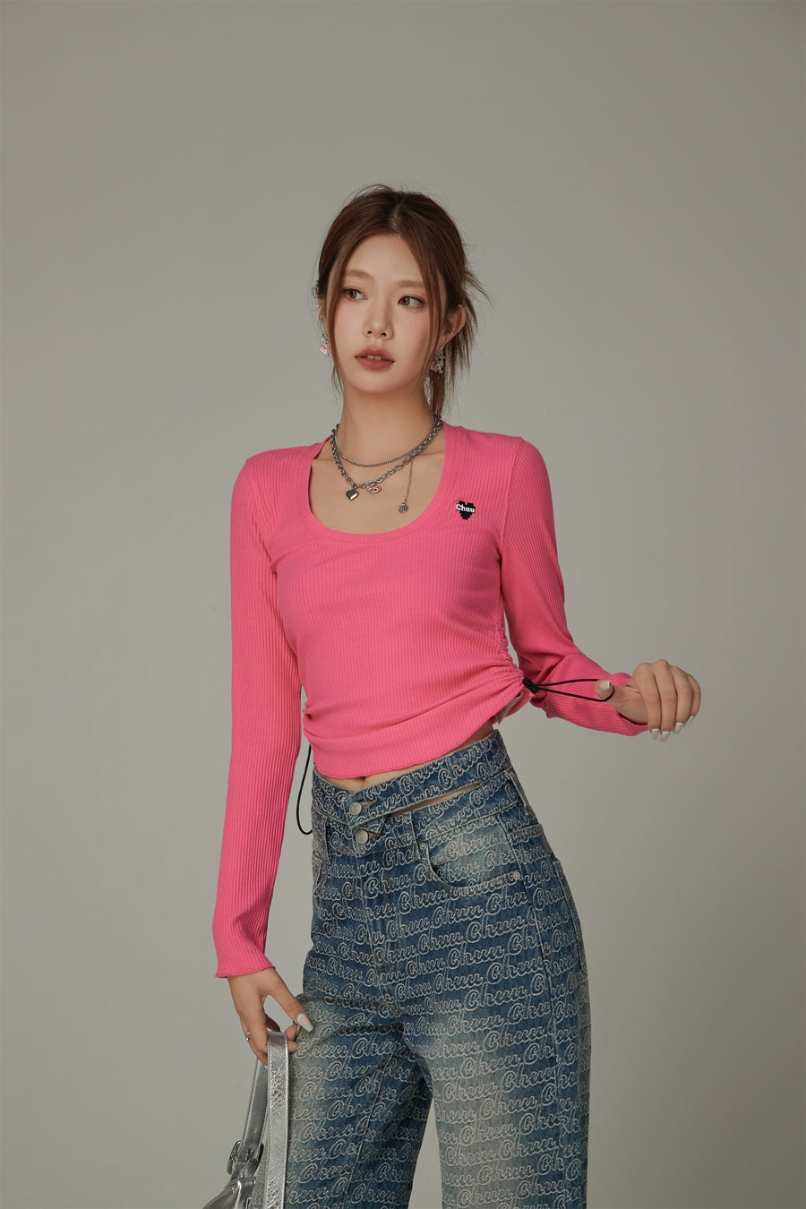 CHUU Heart Embroidered Shirring Color Top