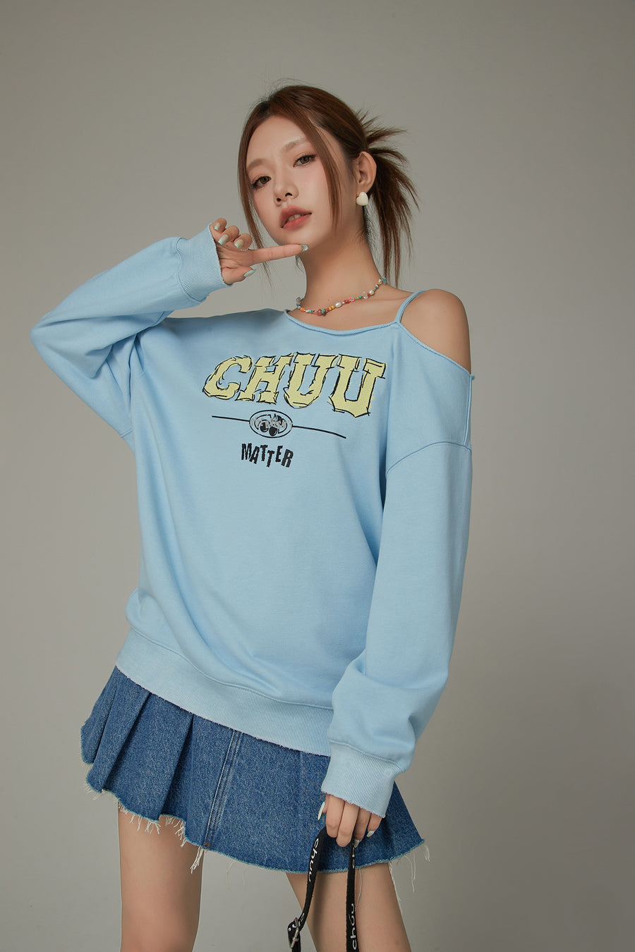 CHUU Logo One Shoulder Loose Fit Sweatshirt