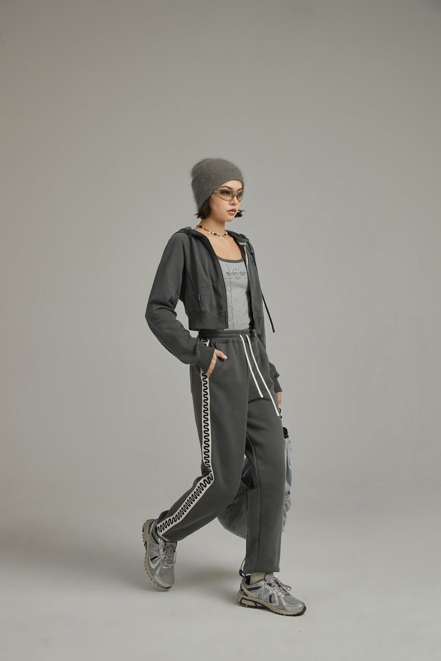 CHUU Two Toned Squiggly Line Jogger Pants