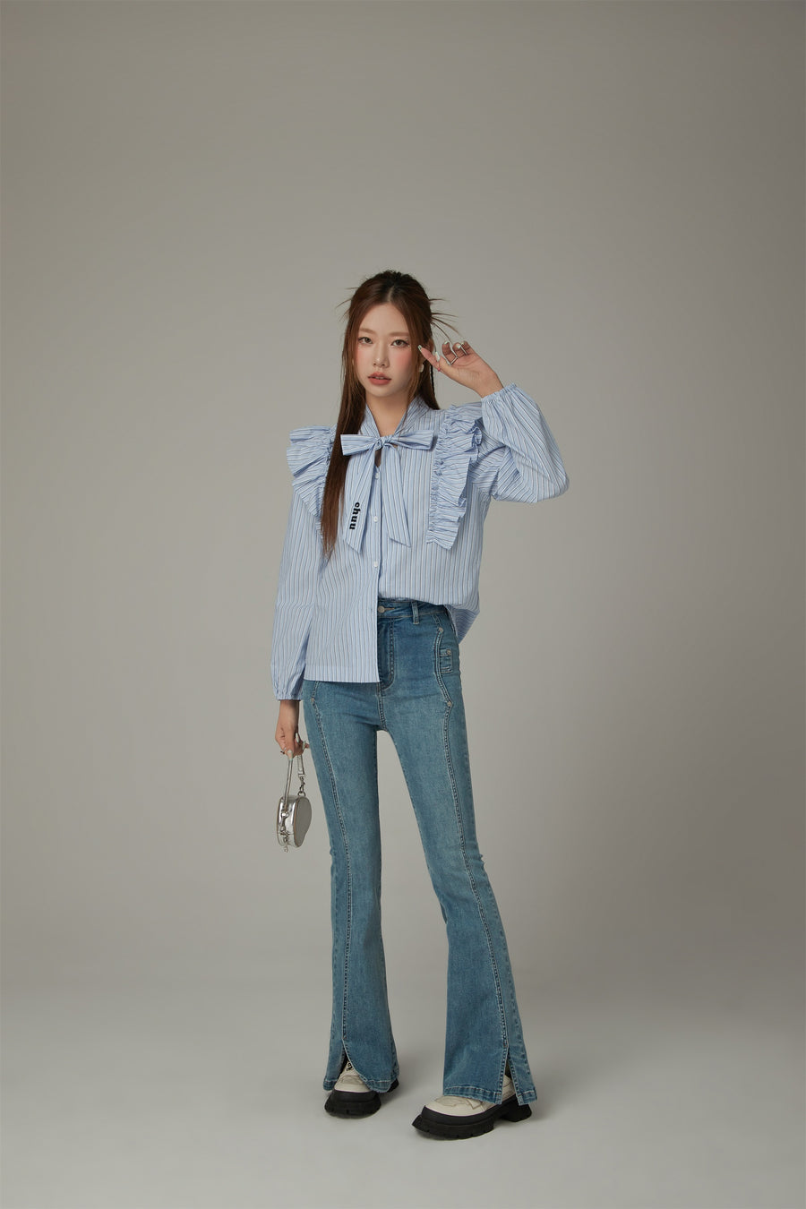 CHUU Logo Tie Ruffle Striped Blouse