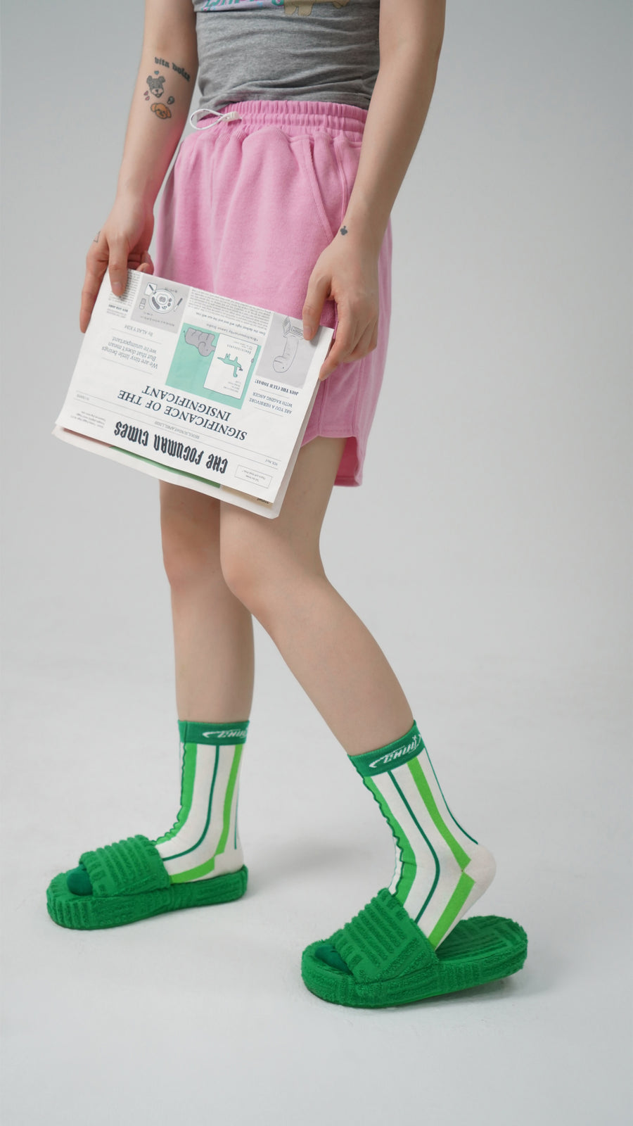 CHUU Logo Frilly Lined Ribbed High Socks