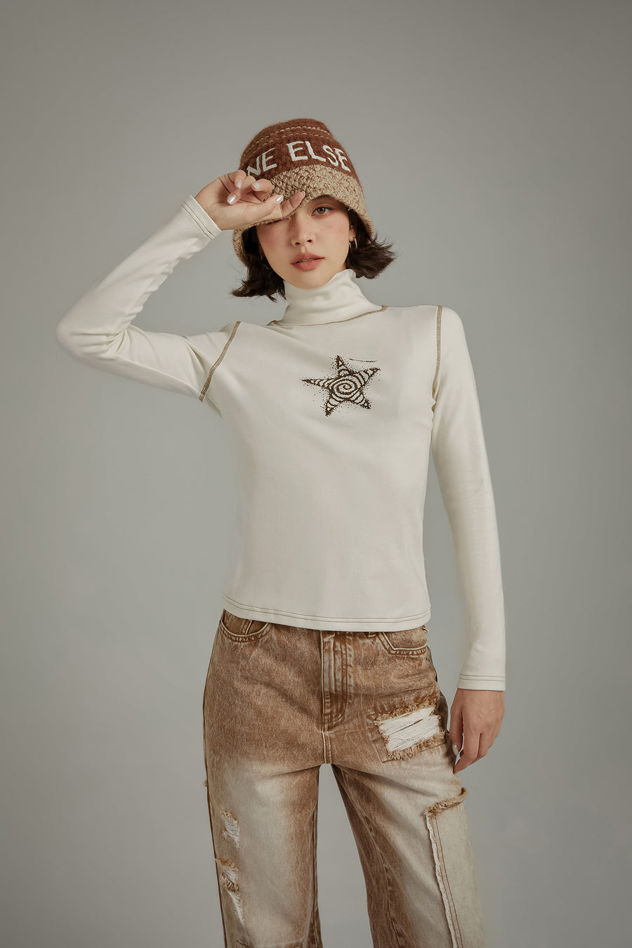 CHUU Star High Neck Stitch Top