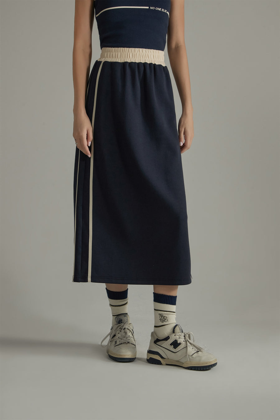 CHUU Elastic Waist Contrast Color Slit Mid Length Sporty Skirt