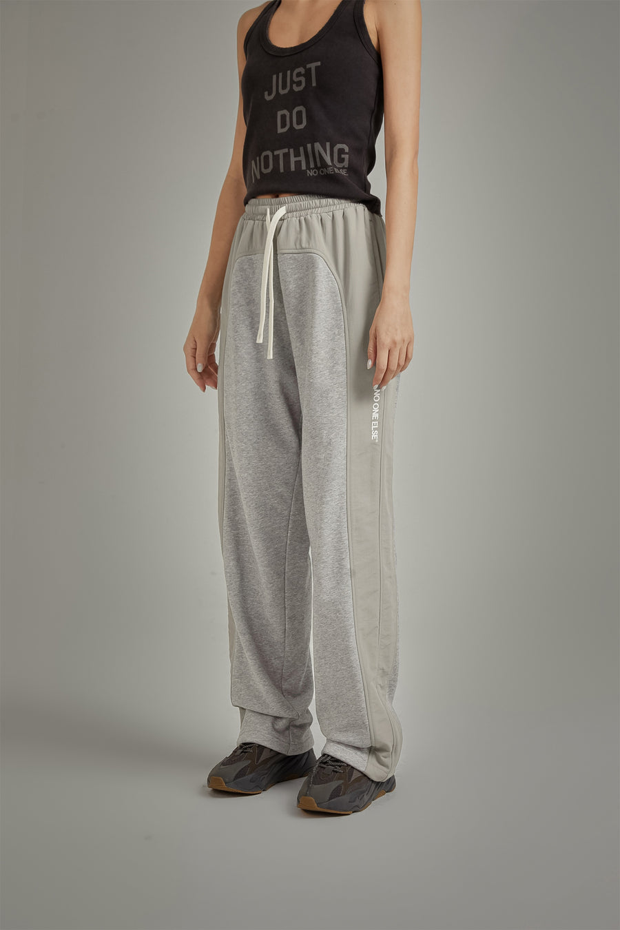 CHUU Two Toned String Wide Sweatpants