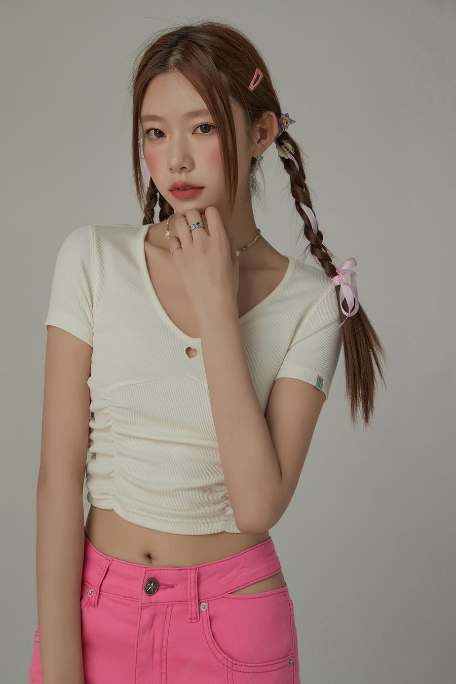 CHUU Color V-Neck Heart Keyhole Shirring Crop T-Shirt