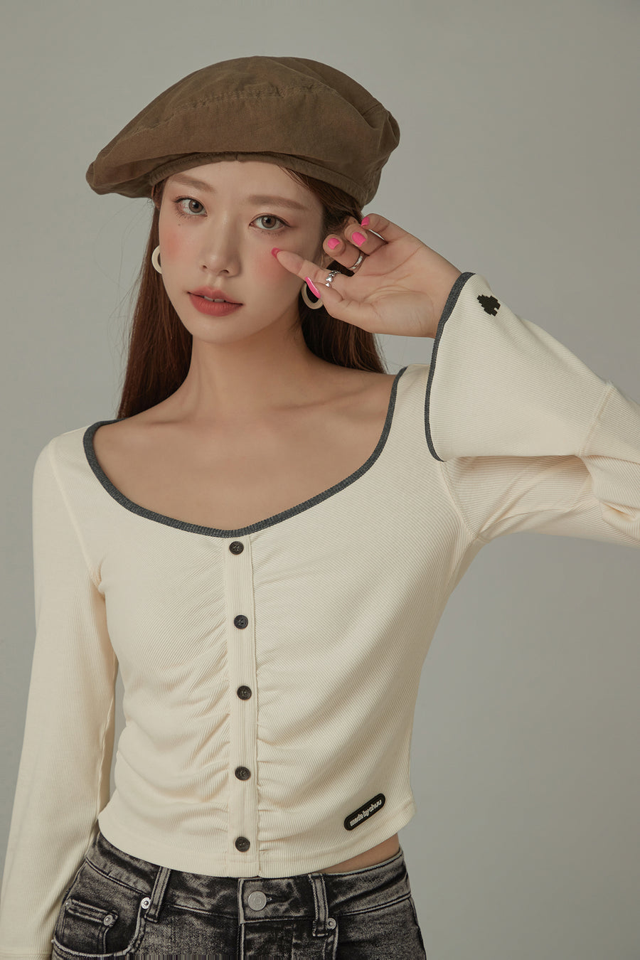 CHUU Heart Embroidered Sleeve Button T-Shirt