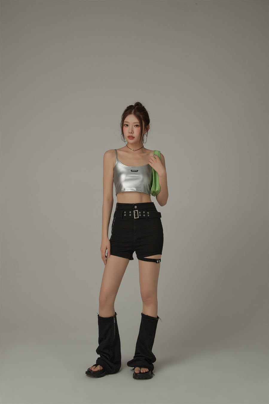 CHUU Hot Girl Sleeveless Slim Shiny Crop Top