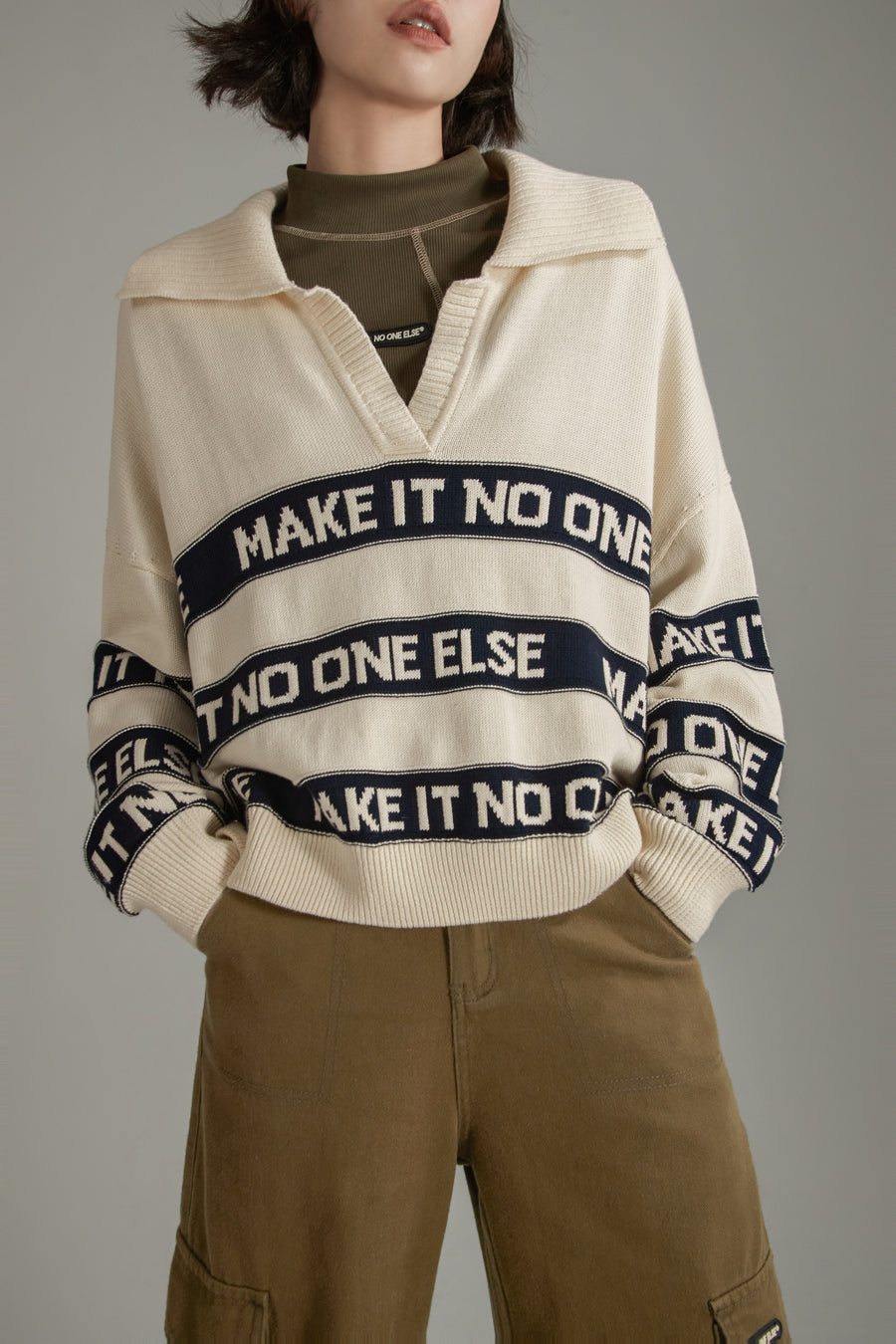 CHUU Open Collar Lettering Knit Sweatshirt