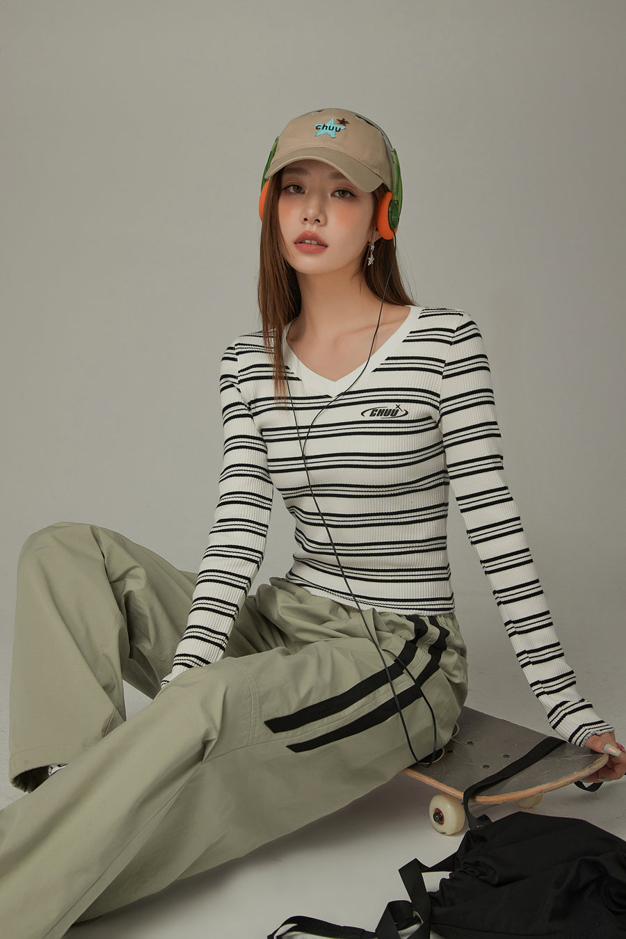 CHUU V-Neck Striped T-Shirt