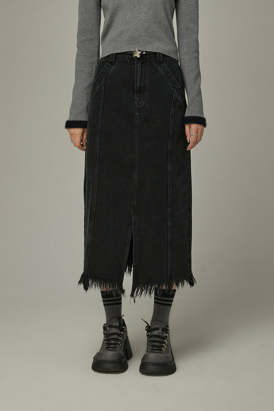 CHUU Slit Fringed Hem Long Skirt