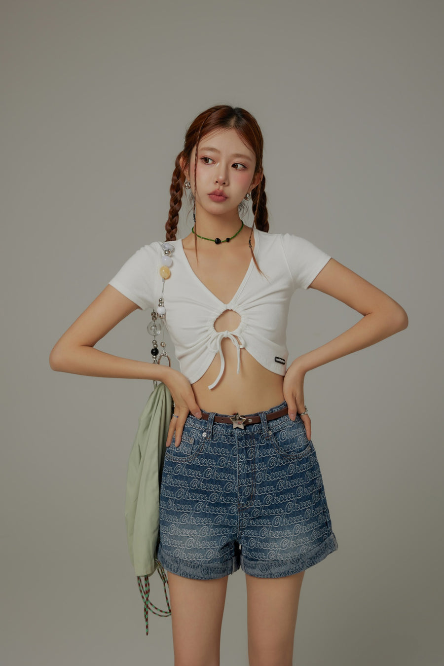 CHUU Front Keyhole String V-Neck Cropped Top