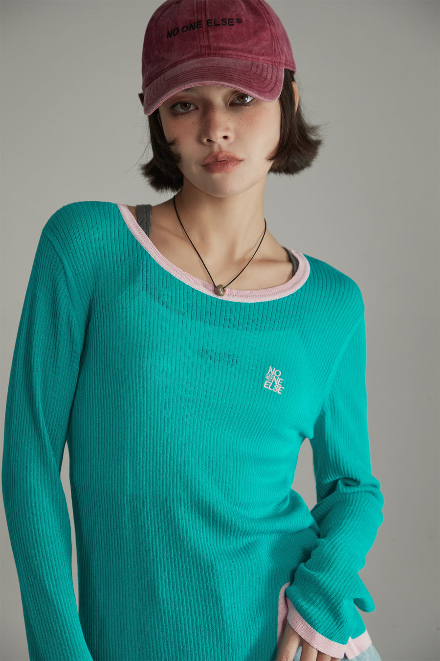 CHUU Slit Colorblocked Line Knit Top