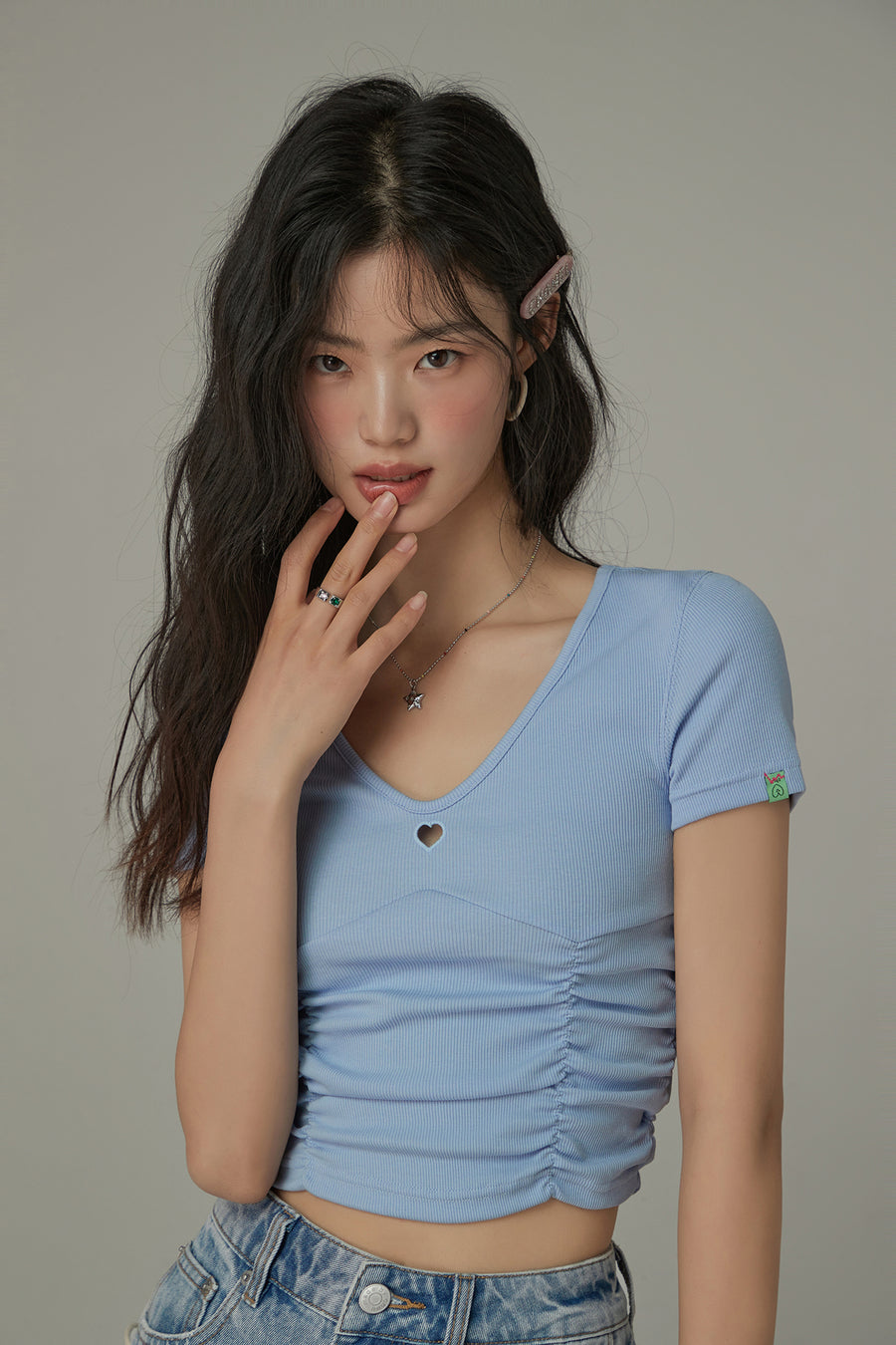 CHUU Color V-Neck Heart Keyhole Shirring Crop T-Shirt