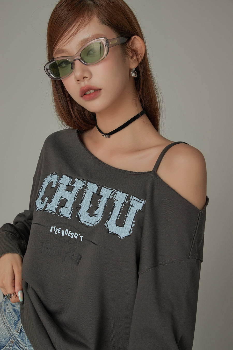 CHUU Logo One Shoulder Loose Fit Sweatshirt