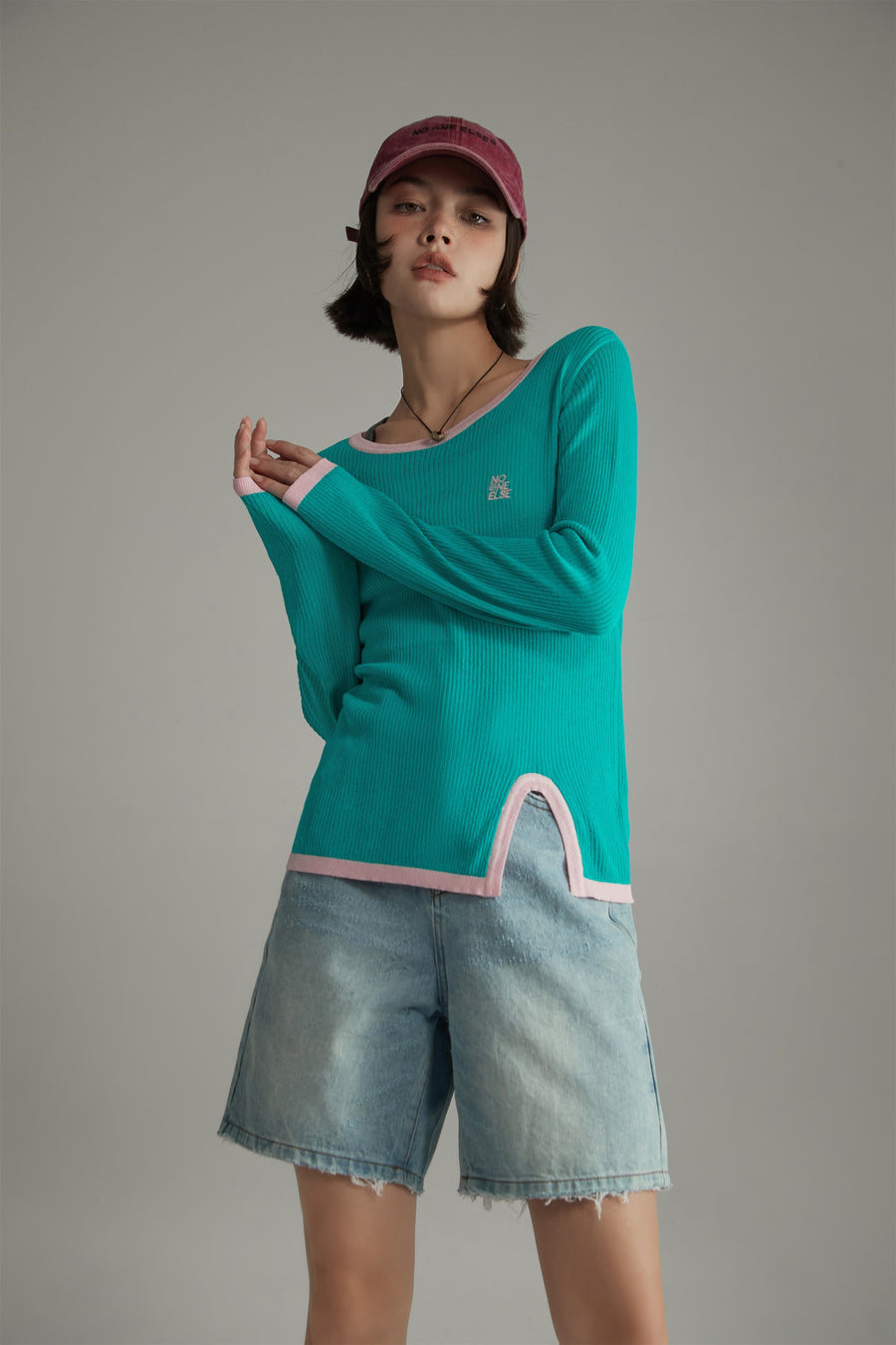 CHUU Slit Colorblocked Line Knit Top