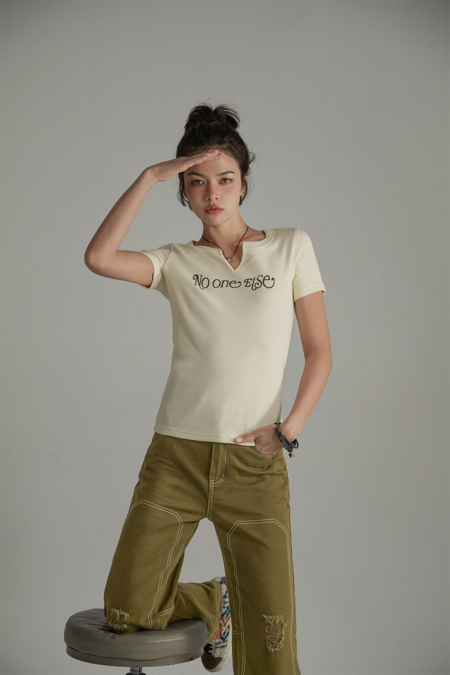 CHUU Noe Lettering V- Neck Slim Short Sleeve T-Shirt