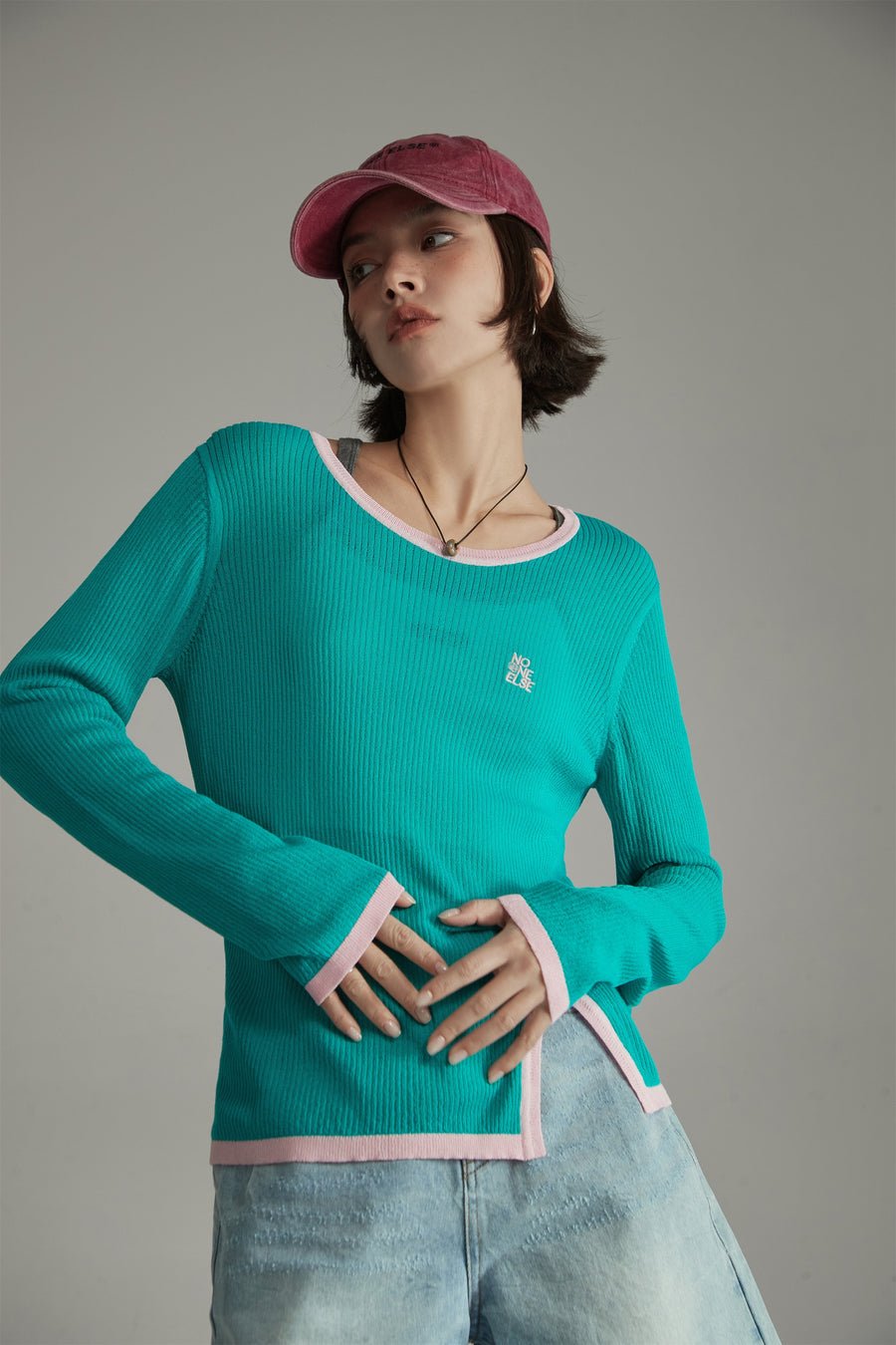 CHUU Slit Colorblocked Line Knit Top