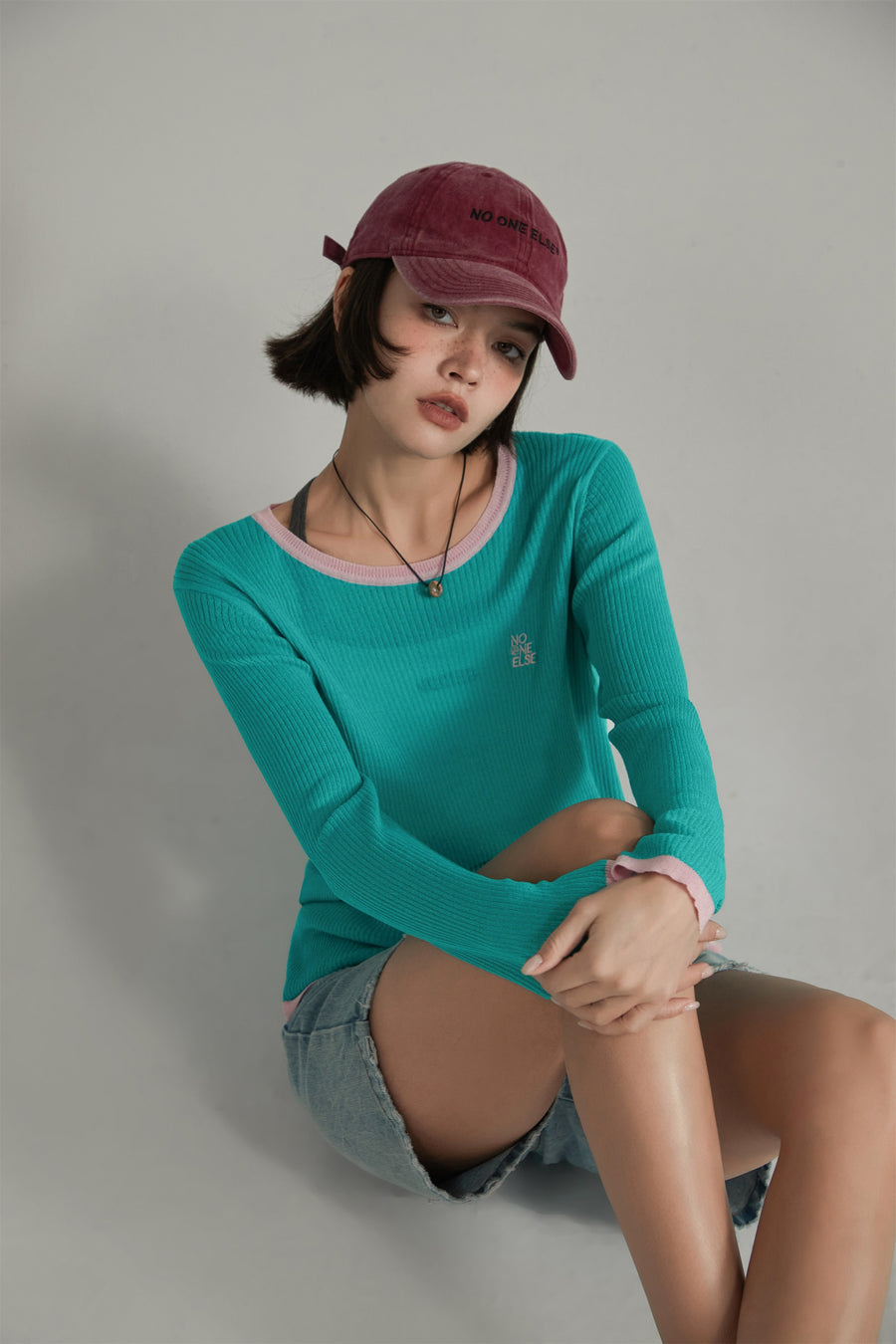 CHUU Slit Colorblocked Line Knit Top