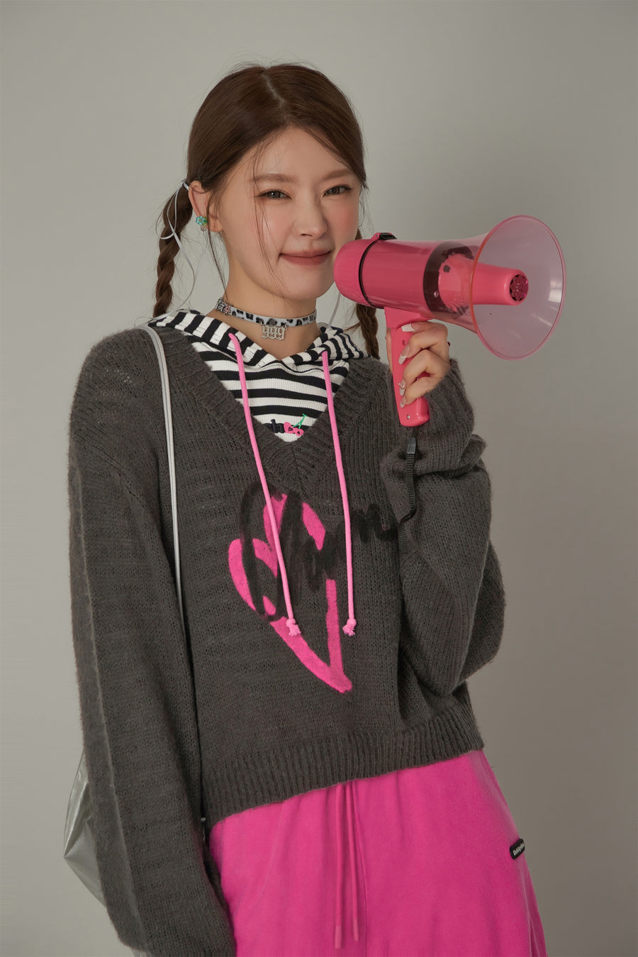 CHUU Logo Heart V-Neck Knit Sweater