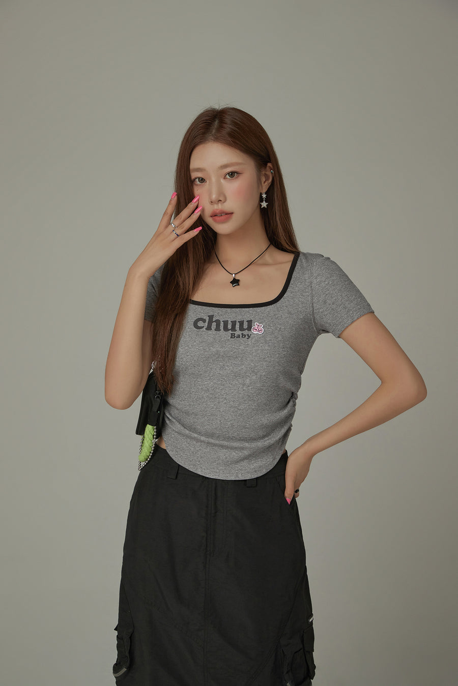 CHUU Square Neck Shirring Logo Printed T-Shirt