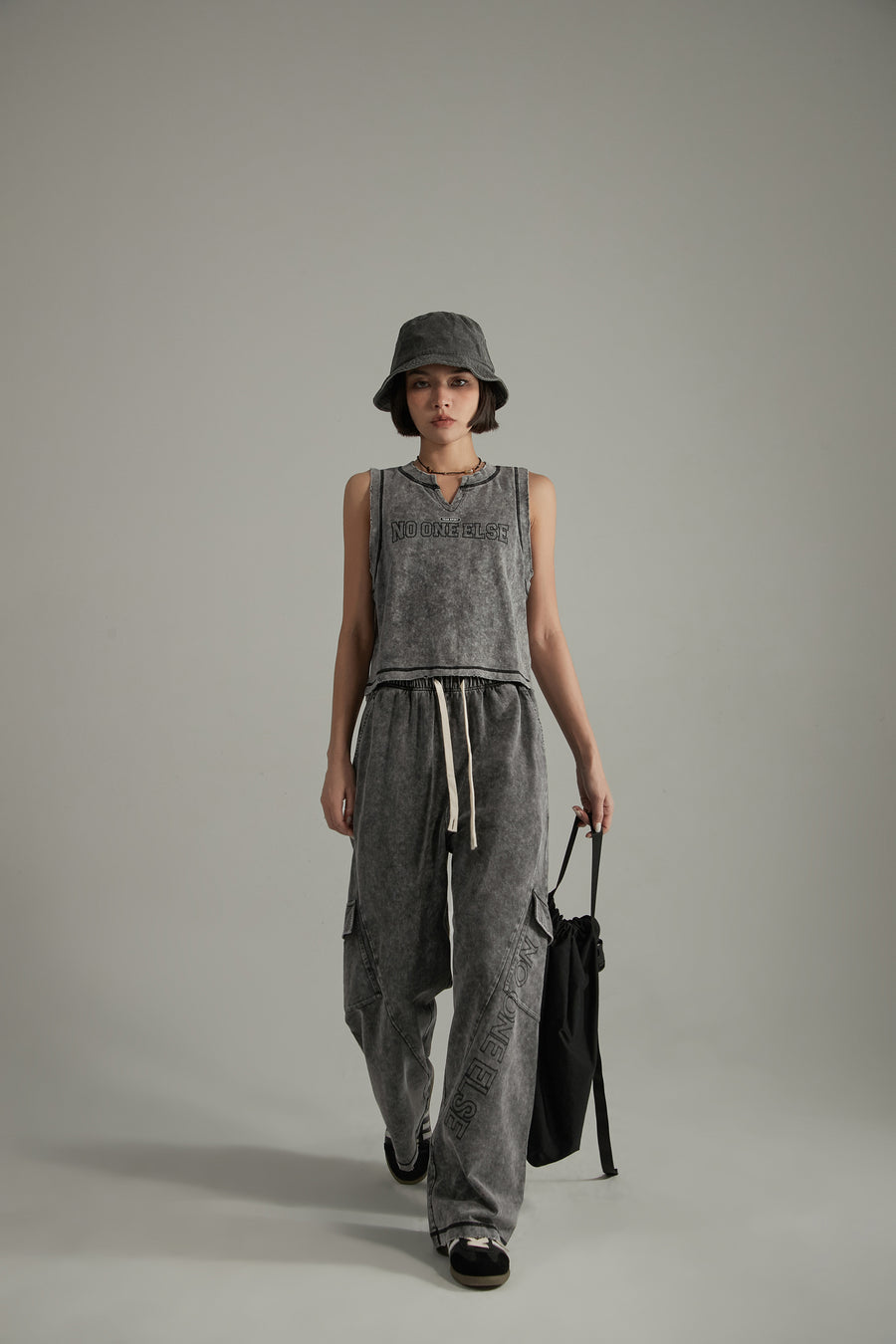 CHUU Elastic Waist Casual Diagonal Pocket Wide Leg Pants