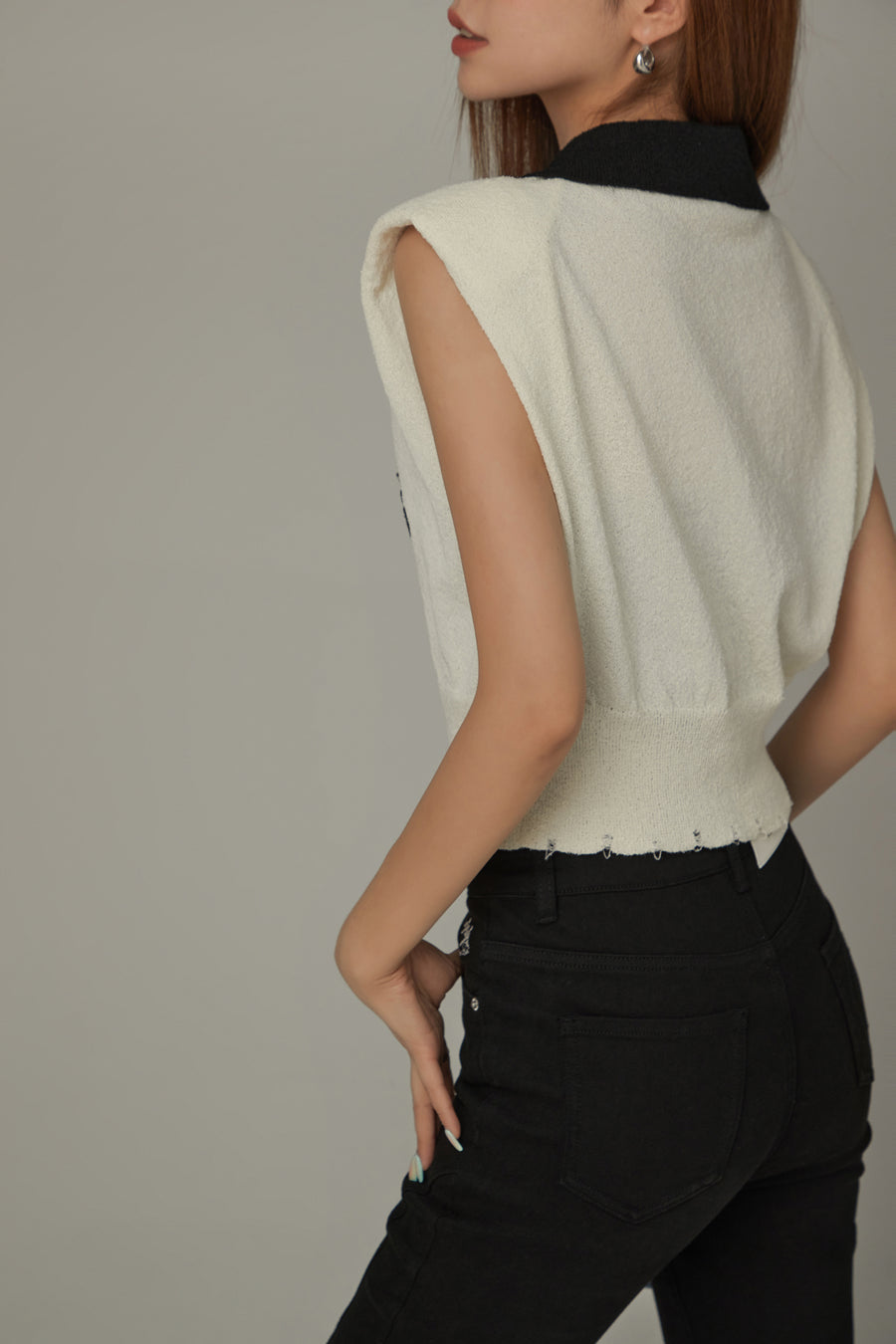 CHUU Logo Open Collar Cropped Knit Top