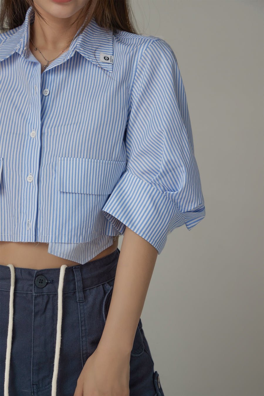 CHUU Puffy Sleeve Colored Pocket Crop Shirt