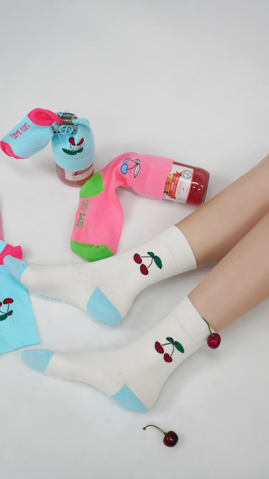 CHUU Color Two Toned Cherry High Socks