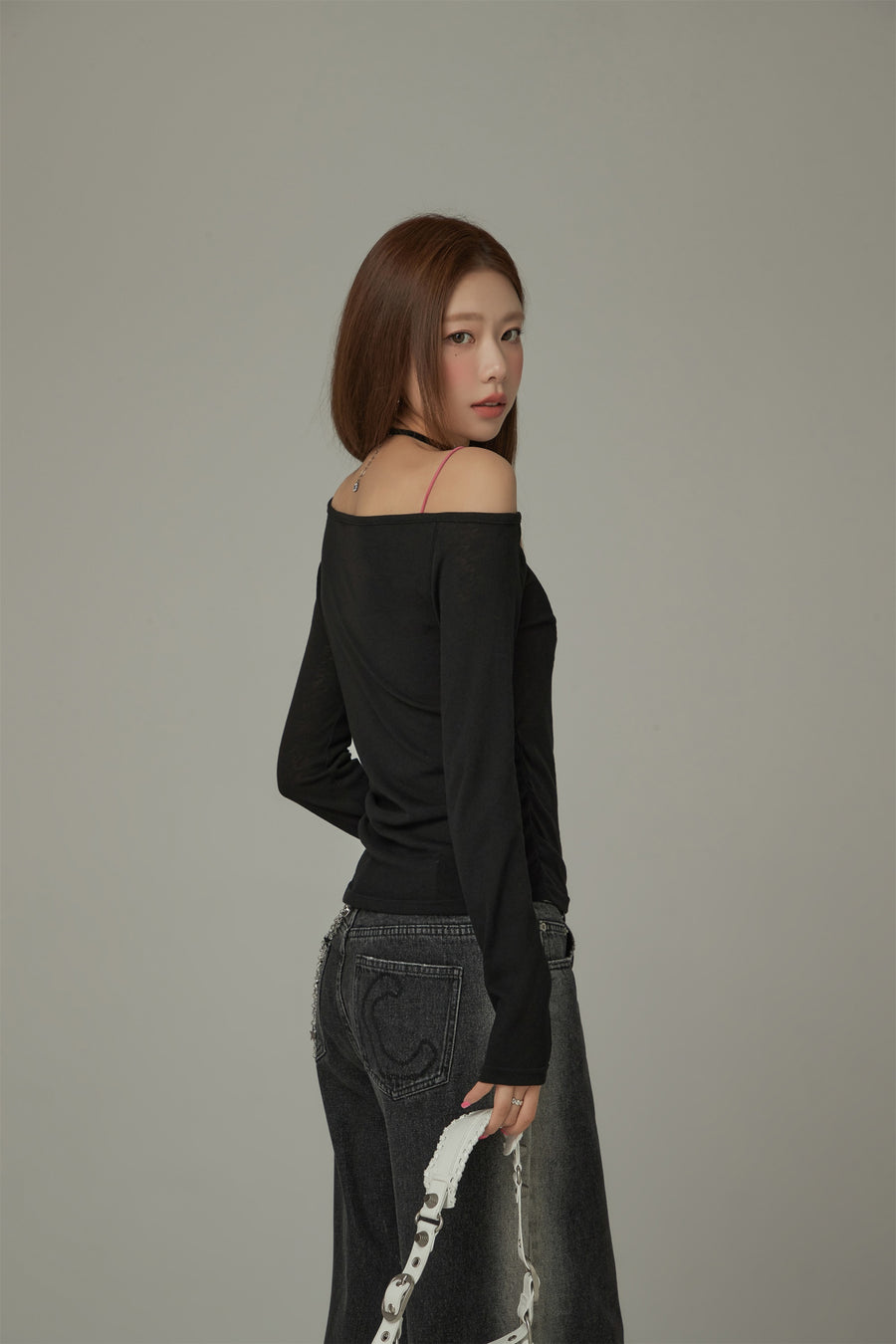 CHUU Unbalanced Off The Shoulder Long Sleeve T-Shirt