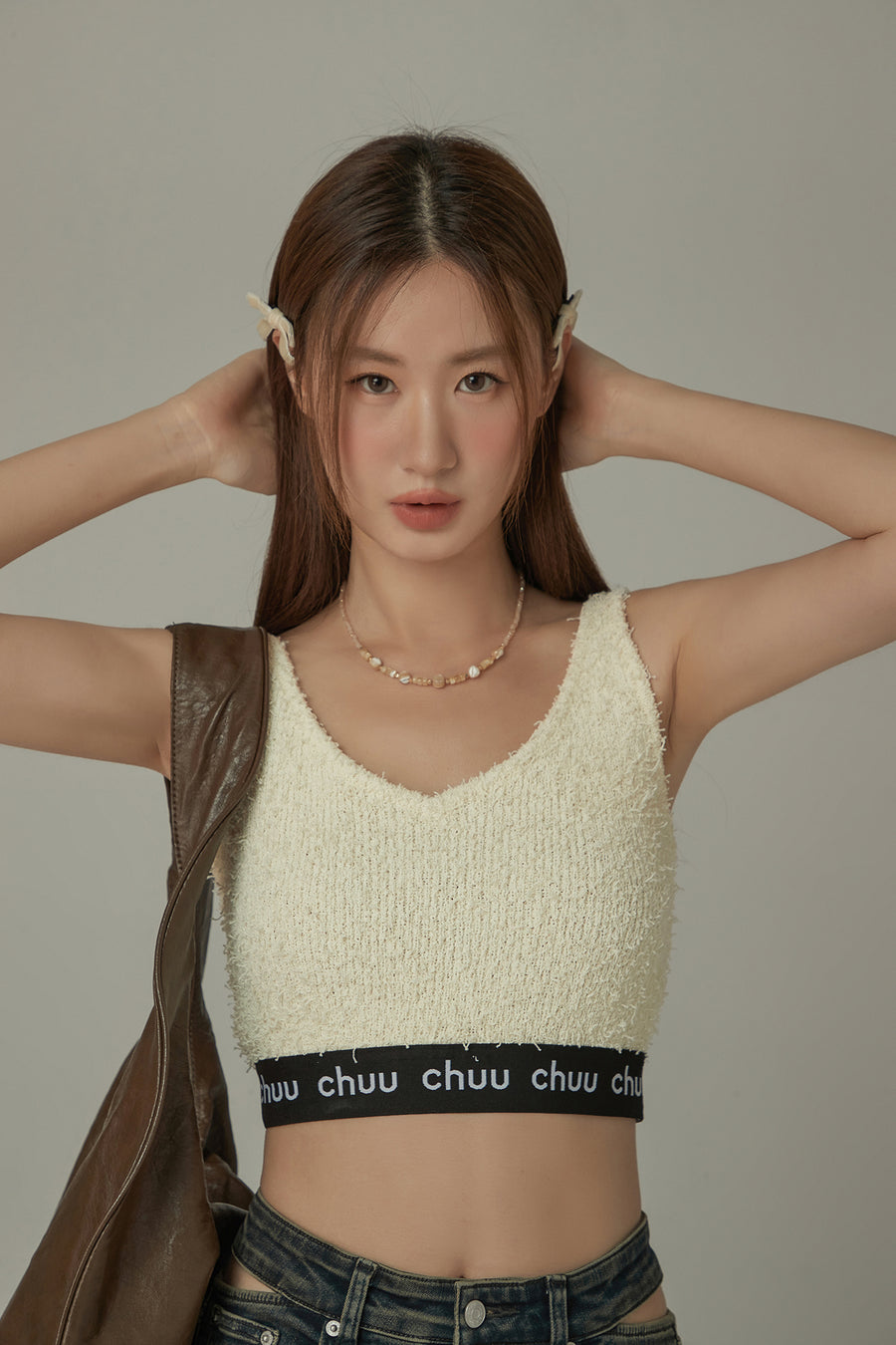 CHUU V-Neck Fuzzy Color Scheme Sleeveless Crop Top