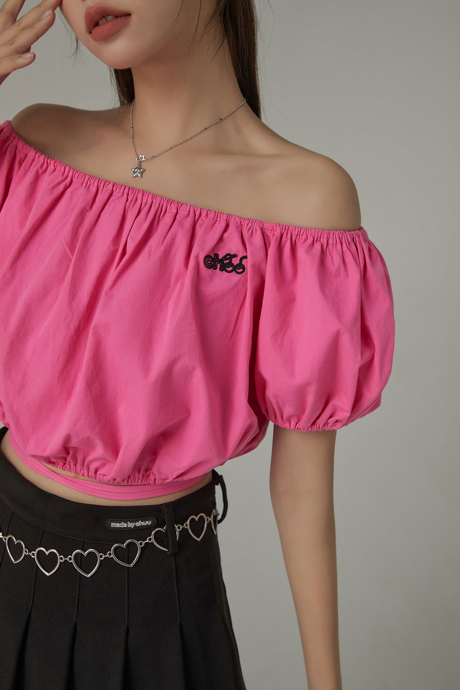 CHUU Off The Shoulder Puffy Cropped Tie Blouse