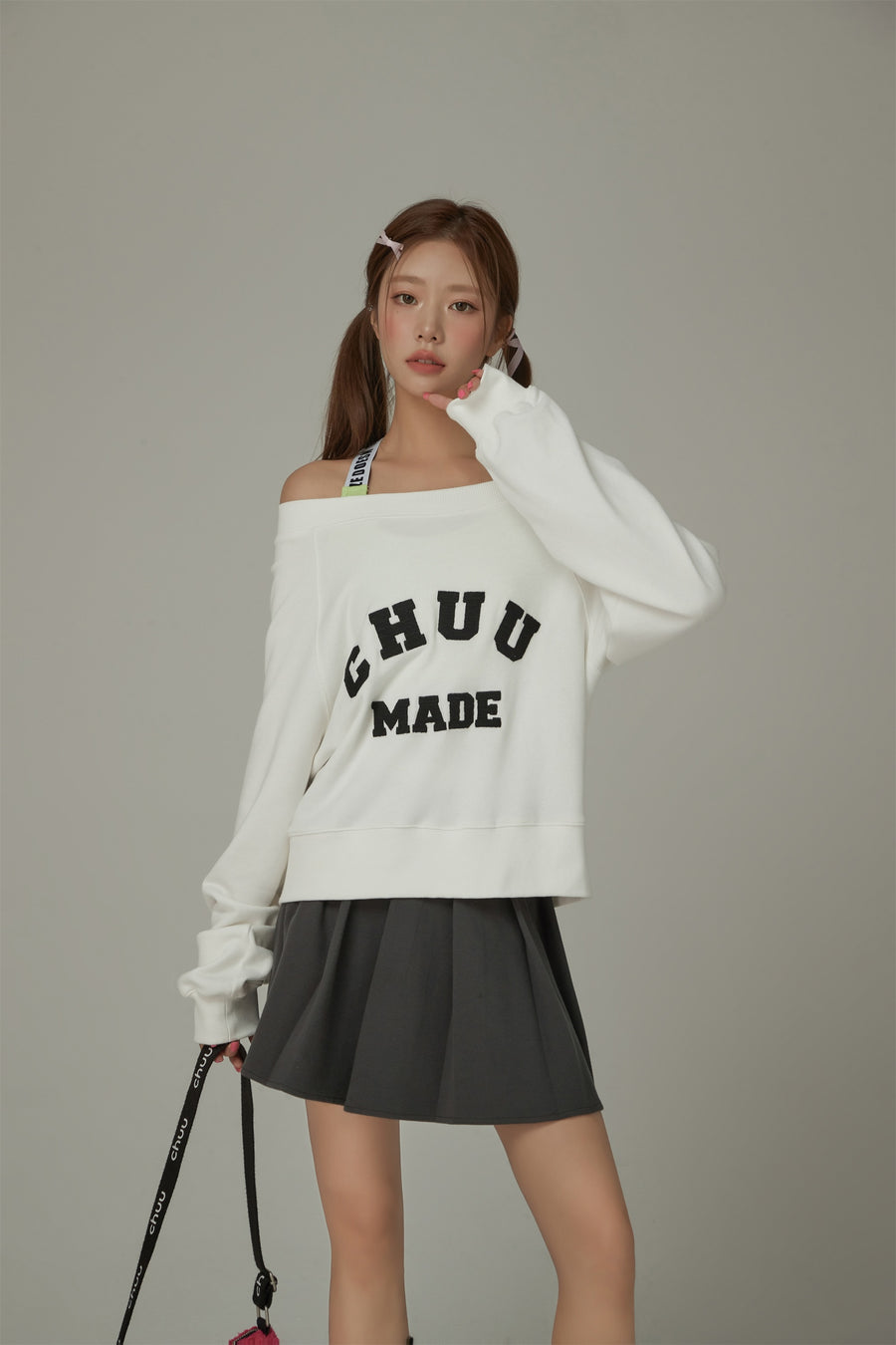 CHUU Chuu Made Off The Shoulders Loose Sweatshirt