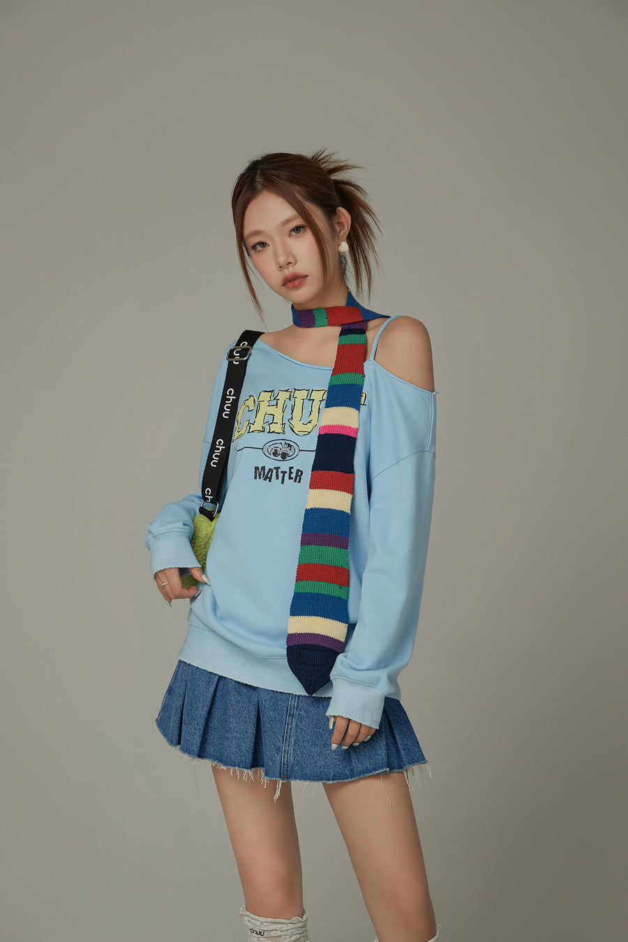 CHUU Logo One Shoulder Loose Fit Sweatshirt