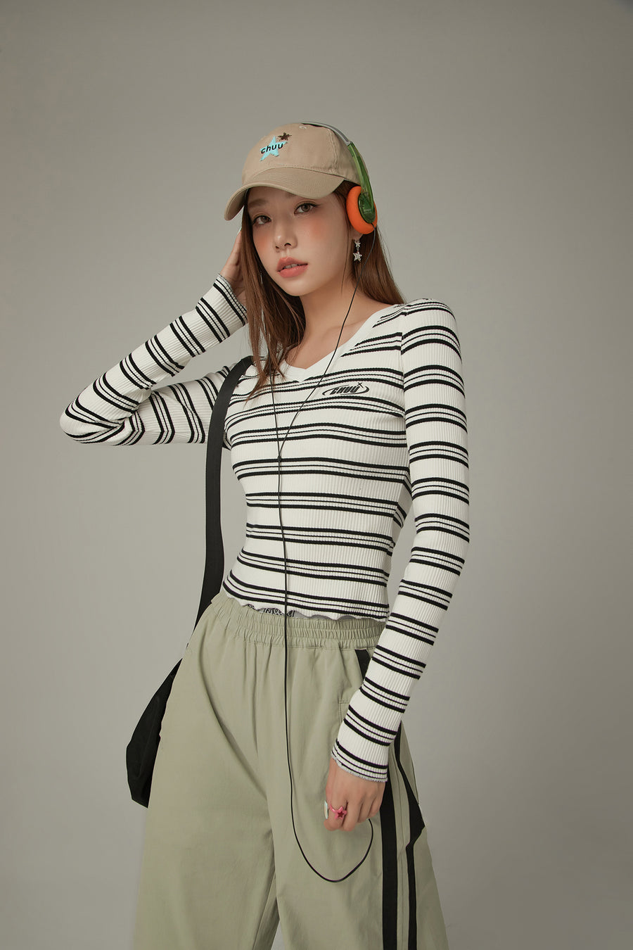 CHUU V-Neck Striped T-Shirt