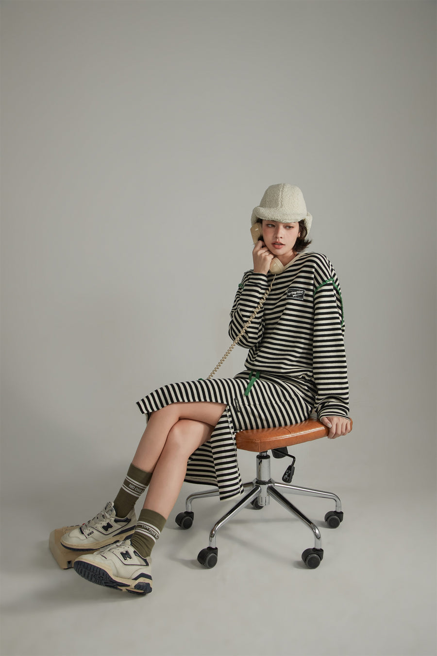 CHUU Stitch Stripe Simple Sweatshirt