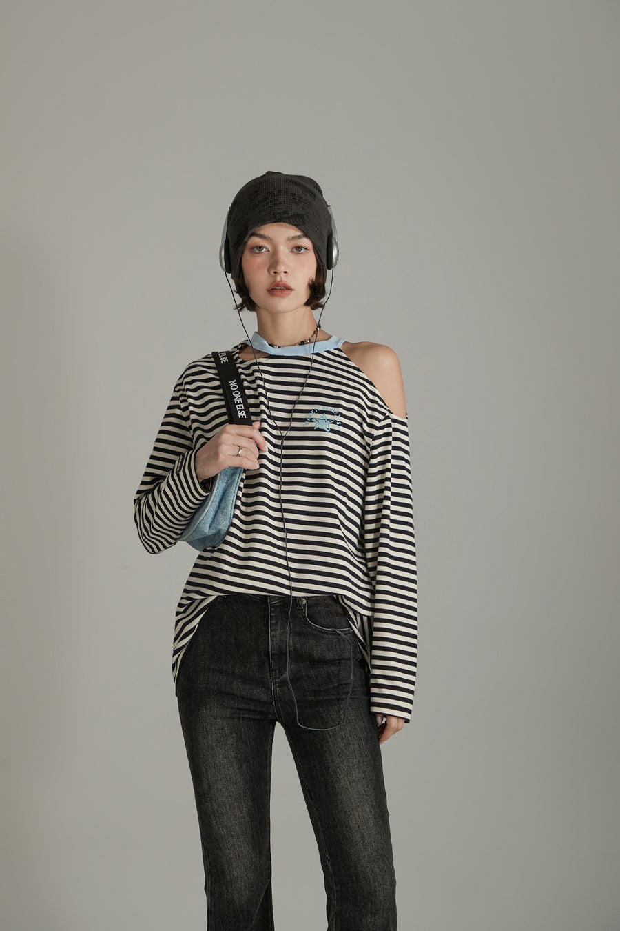 CHUU Color One Open Shoulder Stripe T-Shirt