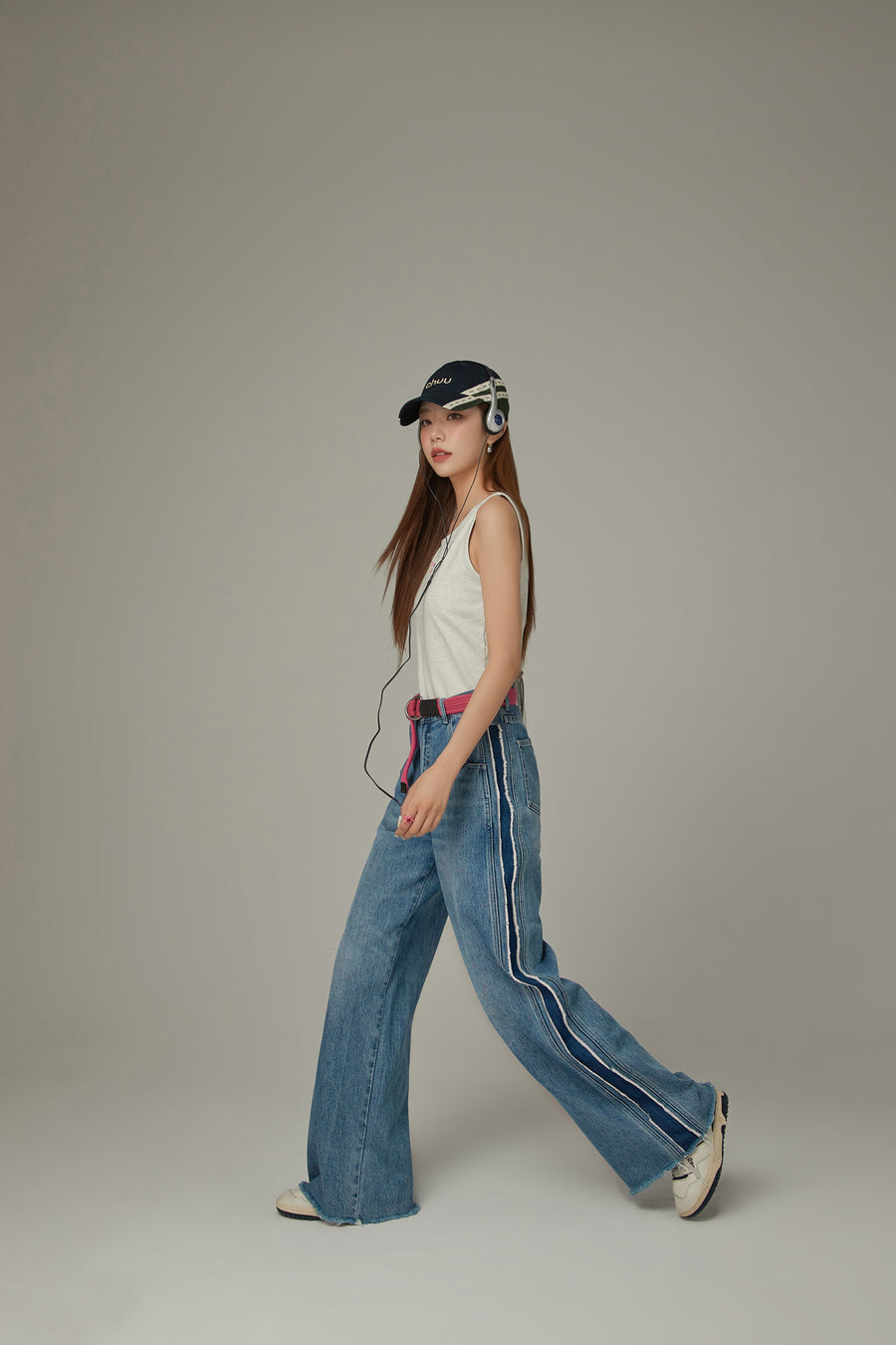 CHUU Frayed Denim Straight Jeans