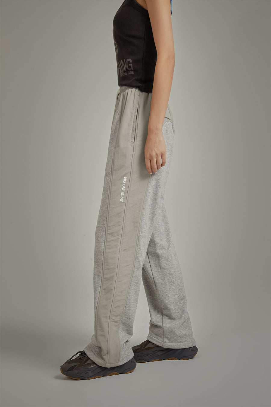 CHUU Two Toned String Wide Sweatpants