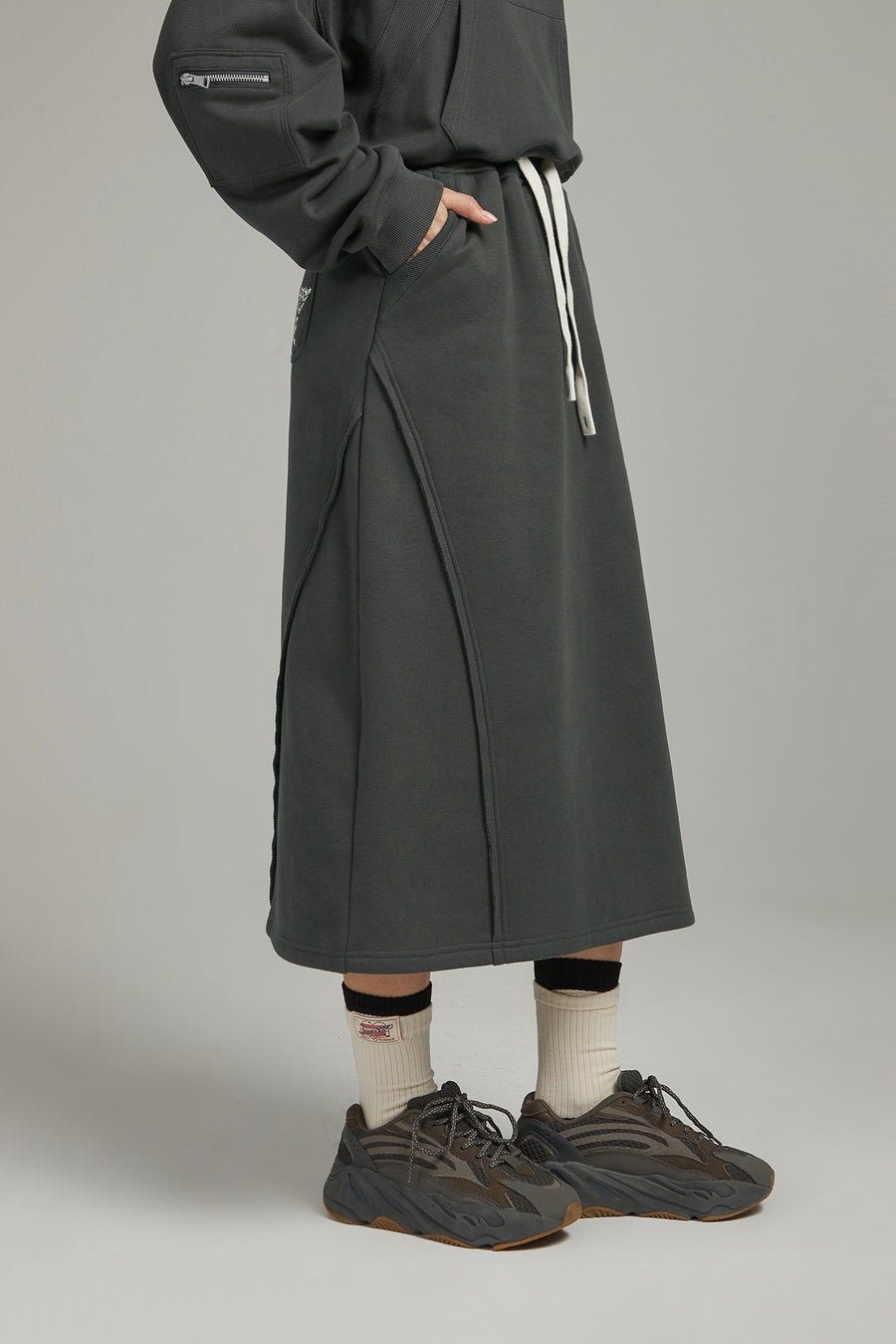 CHUU Slit Elastic Band Sporty Long Skirt