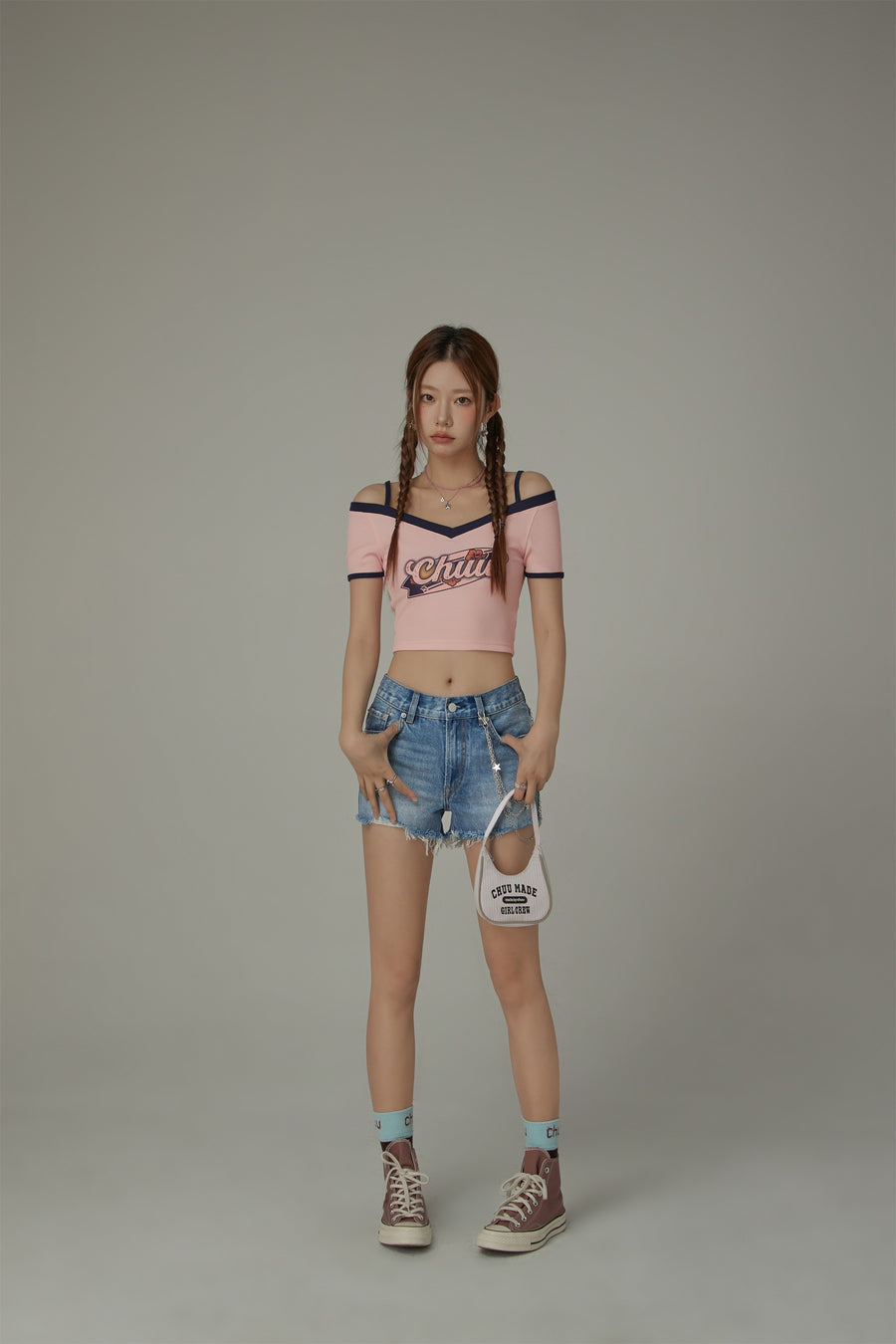 CHUU Distressed Raw Hem Charm Chain Denim Shorts