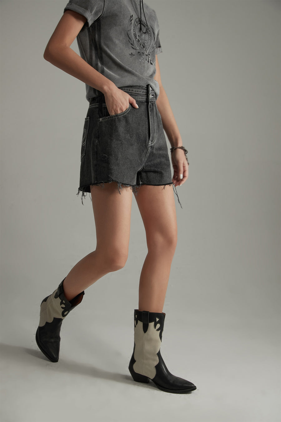 CHUU Distressed Raw Hem Double Button Denim Shorts