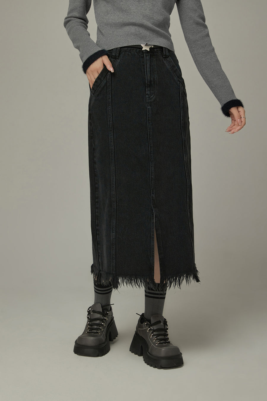 CHUU Slit Fringed Hem Long Skirt