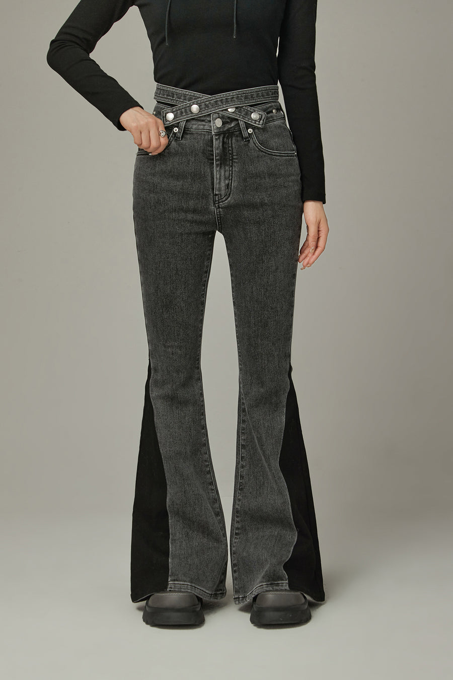 CHUU Criss Cross Belt Two Toned Bootcut Denim Pants