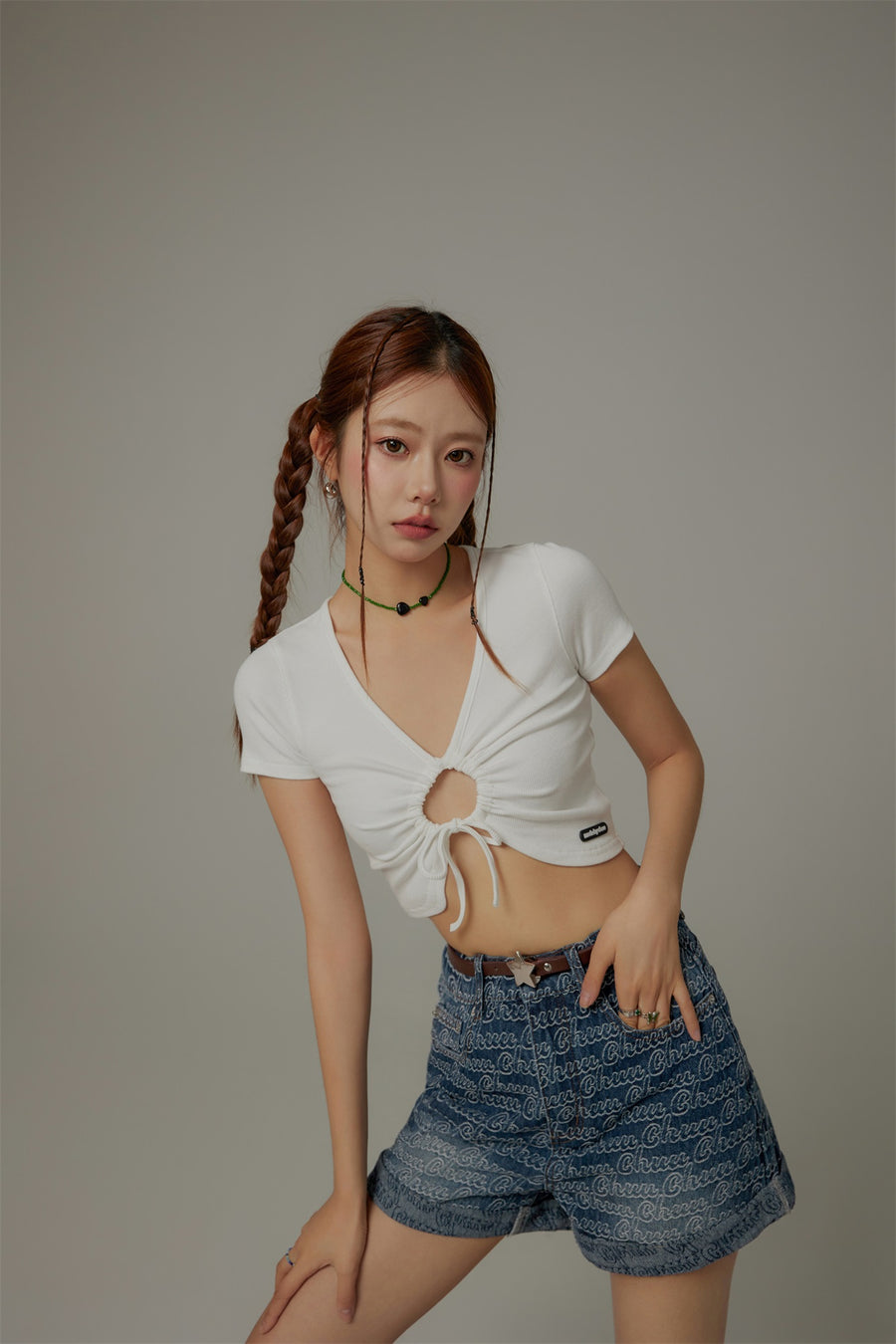 CHUU Front Keyhole String V-Neck Cropped Top