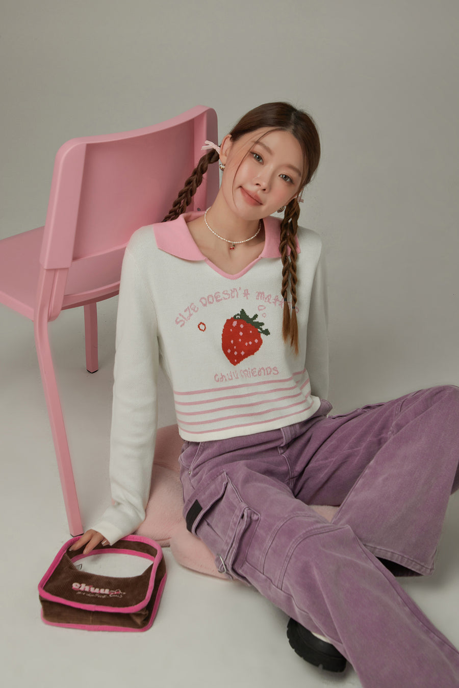 CHUU Strawberry Crop Knit Top