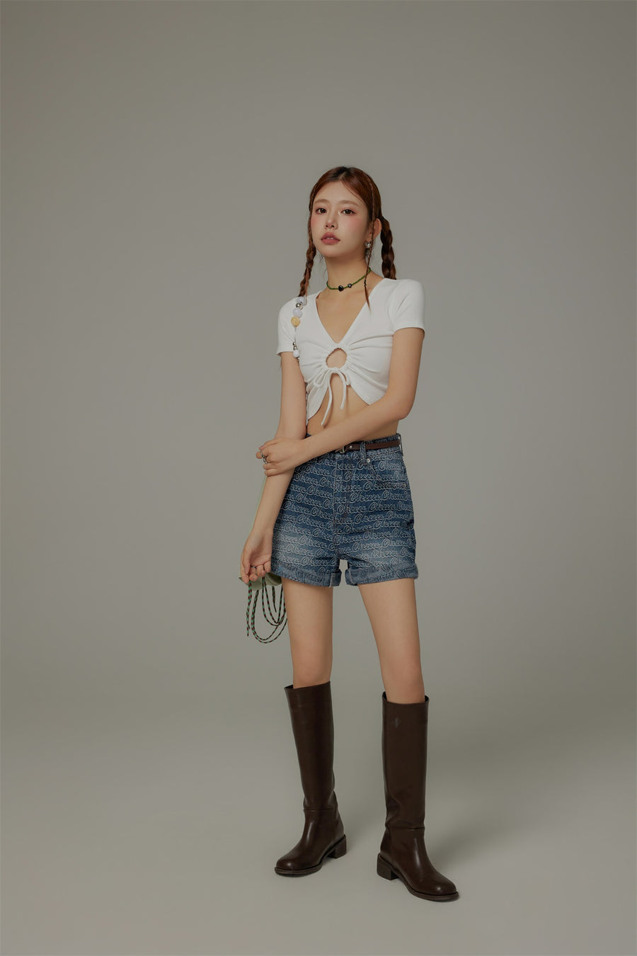 CHUU Front Keyhole String V-Neck Cropped Top