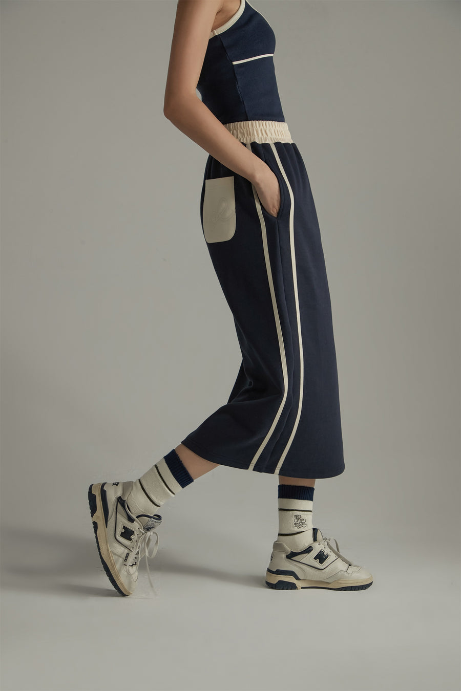 CHUU Elastic Waist Contrast Color Slit Mid Length Sporty Skirt